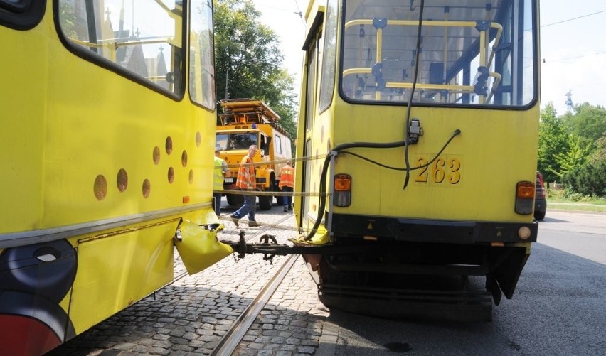 Wykolejony tramwaj spowodował korki na drogach w pobliżu...