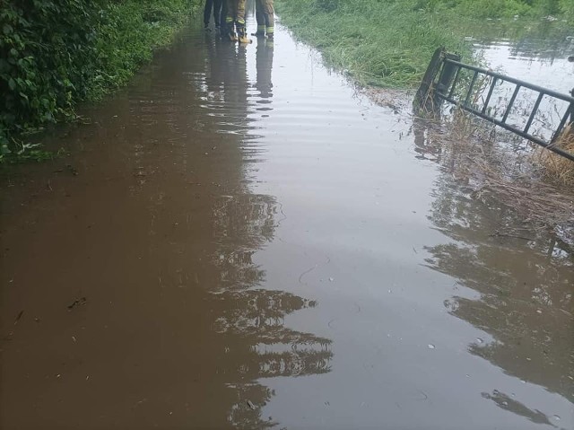 Kilka zalanych drów na Dolnym Śląsku zostało zamkniętych. Trwa odpompowywanie wody 23.08.2022