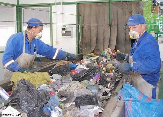 Od 1 lipca, czyli od daty wejście w życie ustawy śmieciowej, do końca sierpnia nasi urzędnicy naliczyli PUM-owi karę w wysokości ponad 8 tysięcy złotych. Ta kwota zostanie odjęta od wynagrodzenia PUM-u za wywóz śmieci.