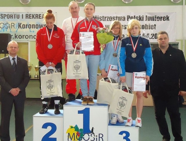 Dla takich chwil warto trenować - Weronika Rybak na najwyższym stopniu podium, obok jej trener Czesław Zaborski.