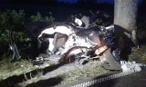 Śmiertelny wypadek w powiecie lęborskim 5.08.2019 r. Audi wjechało w drzewo. Zginęła kobieta, dwie osoby trafiły do szpitala [zdjęcia]