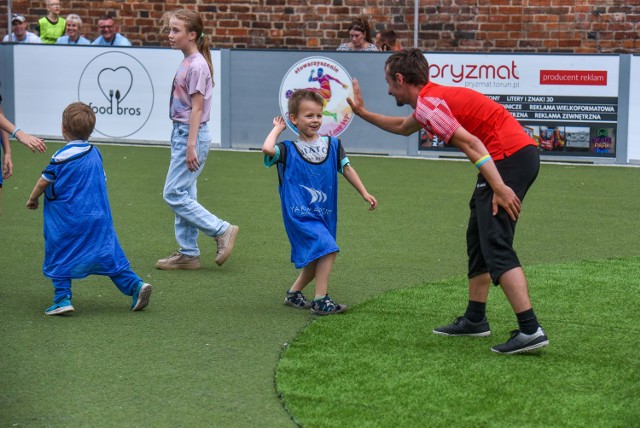23 czerwca w Toruniu odbył się wspólny trening podopiecznych stowarzyszenia "Wędka" i domu dziecka "Młody Las" z reprezentacją Polski bezdomnych. Dzień później w Stawie Komtura kilkanaście drużyn dorosłych i dzieci zmagało się w turnieju piłki nożnej ulicznej "Let's Play Toruń".