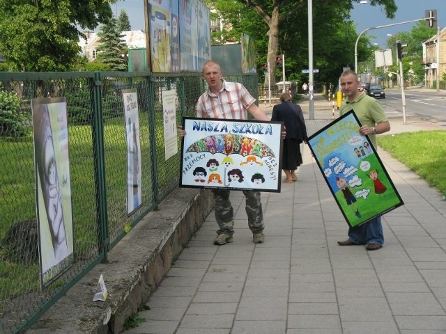 To idealne miejsce na taką wystawę - przyznali Ryszard Stasiewicz (z lewej) i Grzegorz Otoka, którzy montowali ekspozycję