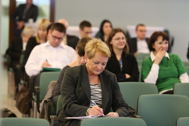 W konferencjach i szkoleniach co roku udział biorą ludzie w różnym wieku