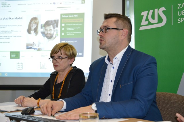 Kierownik inspektoratu ZUS w Stalowej Woli Elżbieta Stelmach i regionalny rzecznik prasowy ZUS Wojciech Dyląg