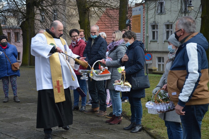 Święcenie pokarmów na wielkanocny stół w parafii w Kamieniu...