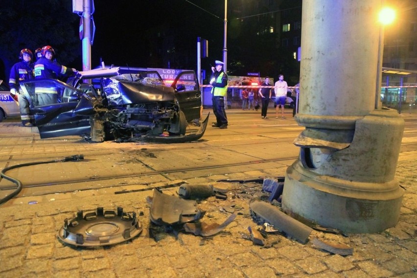 Wypadek na Poniatowskiego. Pijany kierowca uderzył w słup