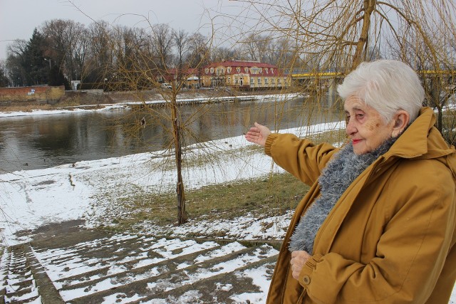 Wanda Imielita pokazuje miejsce, gdzie stał kiedyś drewniany most.
