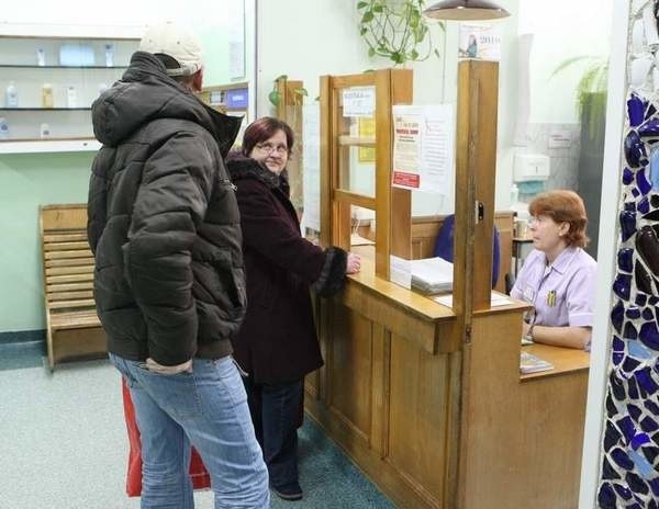 Kolejka do rejestracji w przychodni przy ul. Jana Pawła II w Słupsku