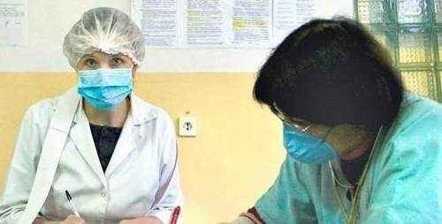 W polskich szpitalach personel medyczny także często nosi maseczki na twarzach, które pomagają w uniknięciu zarażenia wirusem grypy. W szczecińskich aptekach takich maseczek brakuje.