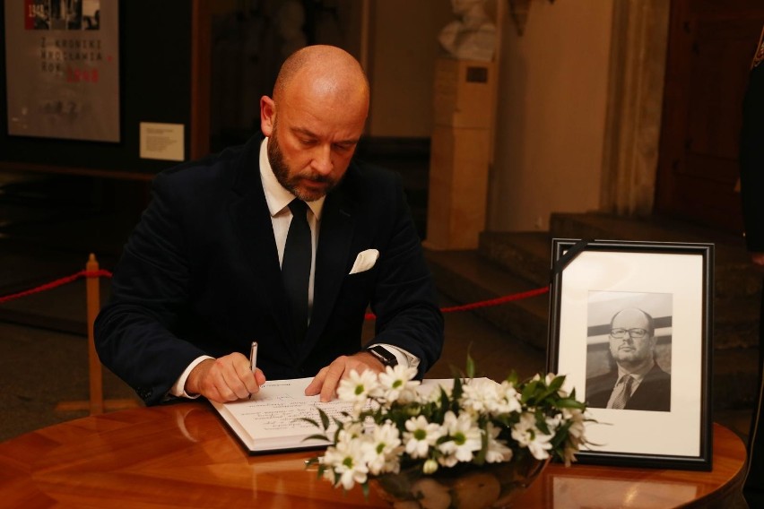 Prezydent Jacek Sutryk wpisał się do księgi kondolencyjnej [ZDJĘCIA]