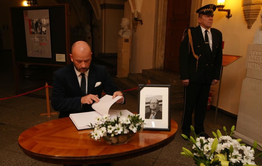 Prezydent Jacek Sutryk wpisał się do księgi kondolencyjnej [ZDJĘCIA]
