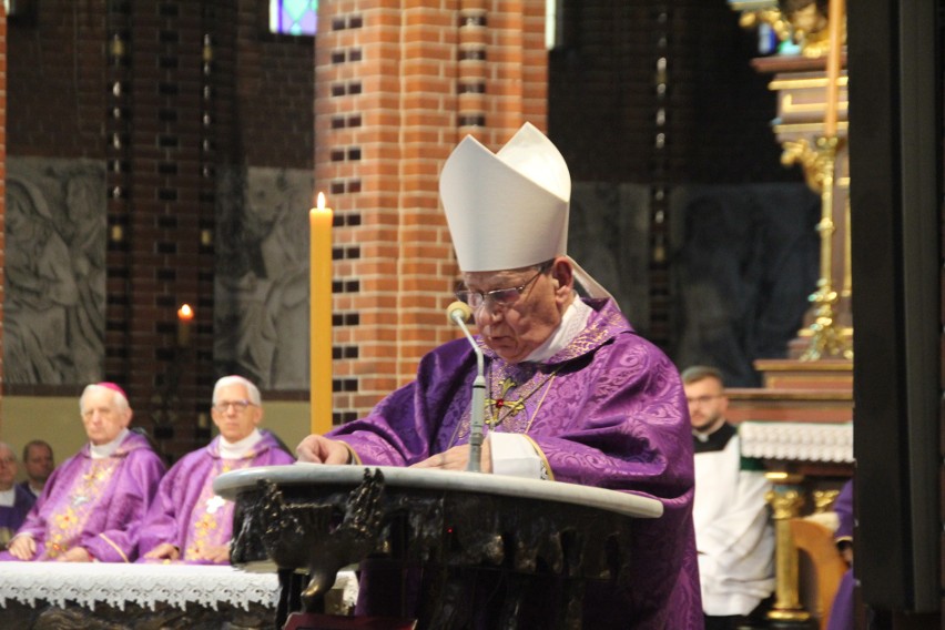 Homilię wygłosił Biskup Senior Jan Kopiec.