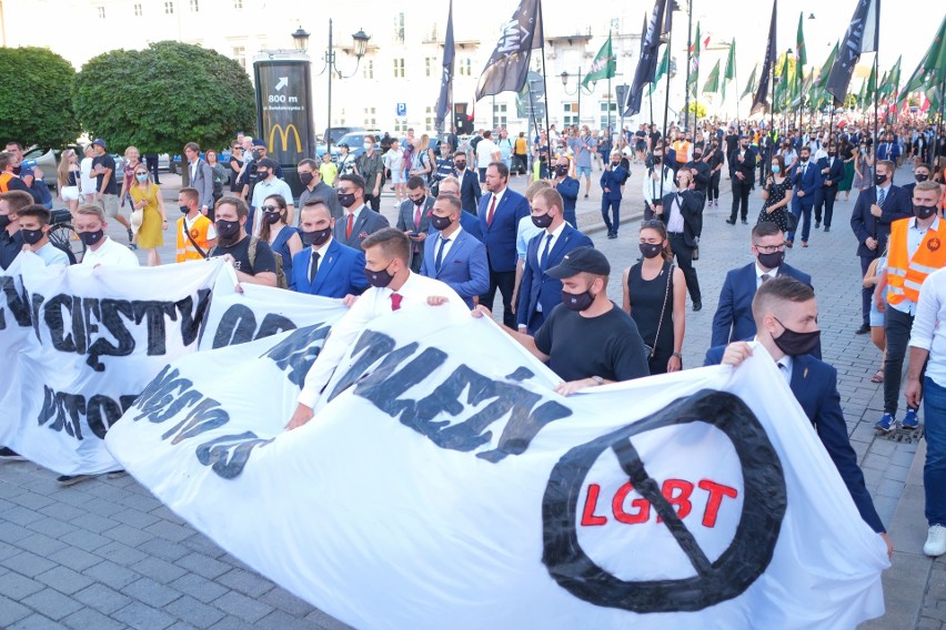 Warszawa: Marsz Zwycięstwa odbył się mimo zakazu. Narodowcy...