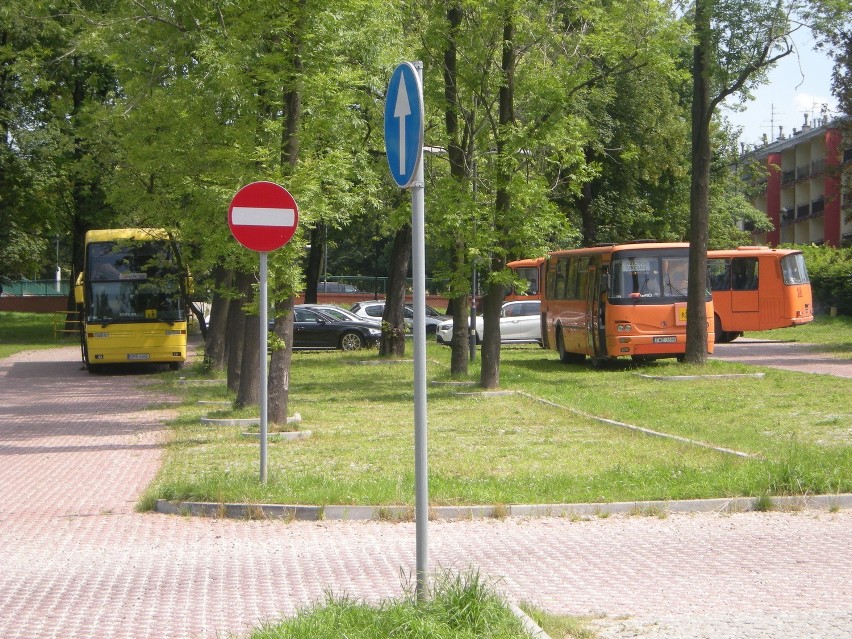 Parking przy Wesołym Miasteczku. Manewrowanie autokarem jest...