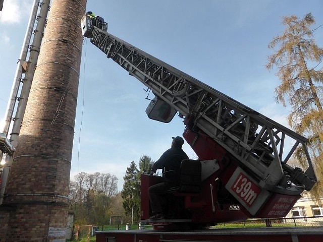 Komin ma 42 metry, a kamera była montowana przy użyciu 39-metrowego wysięgnika. Dlatego do ostatniej chwili nie było wiadomo czy nie zabraknie tych trzech metrów...