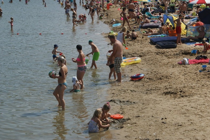 W sobotę nie brakowało chętnych do plażowania nad Pogorią...