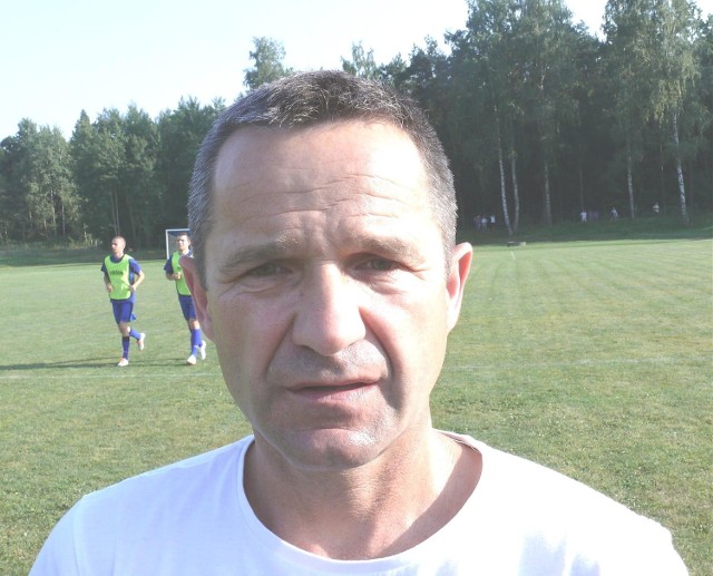 Trener Stali Nowa Dęba, Daniel Młynarczyk, sprawdza w sparingach nowych piłkarzy.