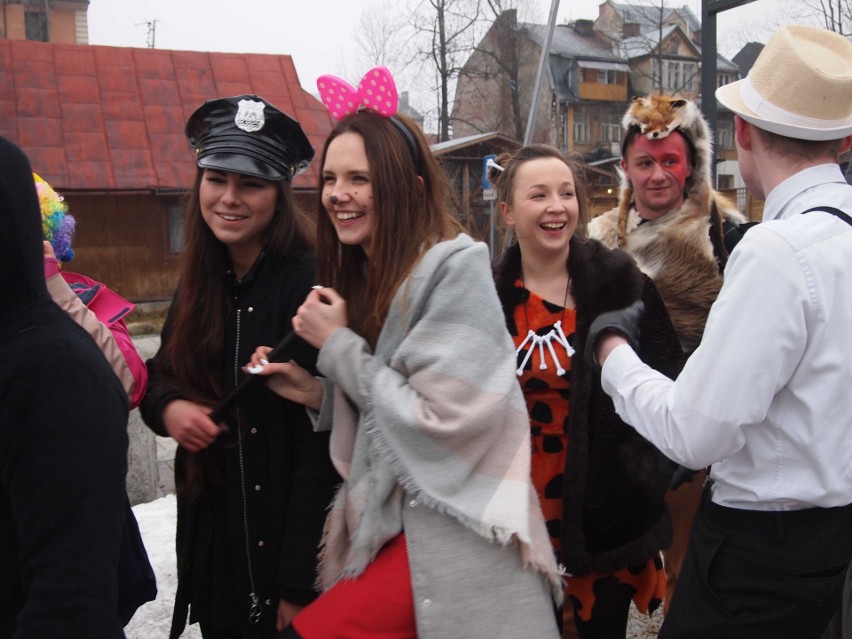 Zakopane. Maturzyści zatańczyli poloneza na Krupówkach [ZDJĘCIA,WIDEO]