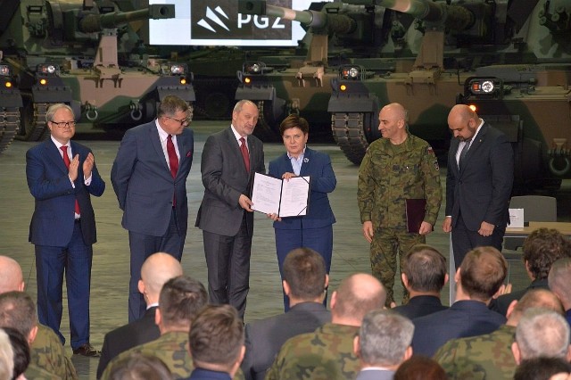 Premier Beata Szydło i minister Antoni Macierewicz prezentują podpisaną umowę na dostawy dywizonów regiona z krabami.