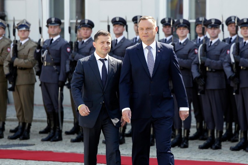 Wołodymyr Załenski i Andrzej Duda w 2019 roku podczas...