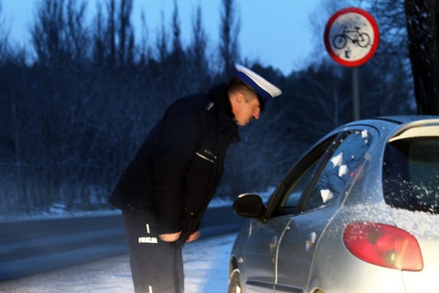 Kierowca peugeota nie popisał się. Bez prawa jazdy wsiadł za kierownicę i jeszcze wyprzedzał na podwójnej ciągłej.