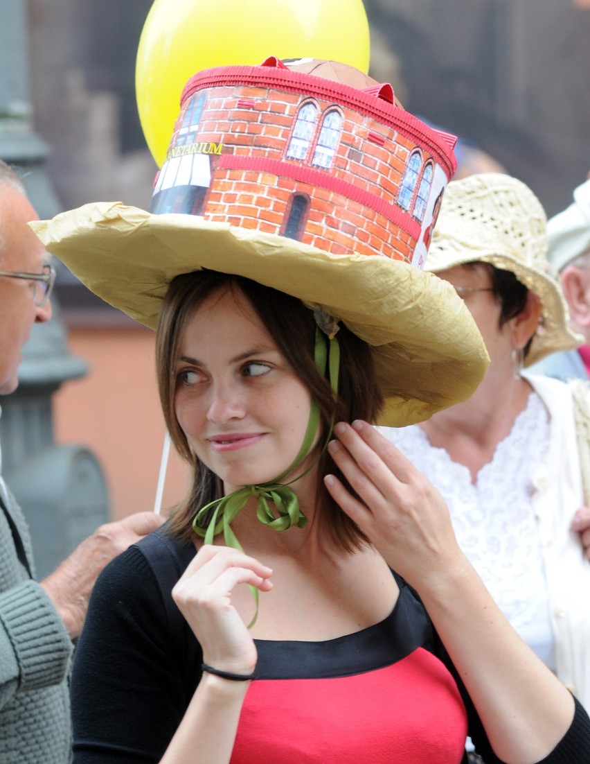 Miasto należy do seniorów. Przemaszerowali przez miasto w pięknych kapeluszach [WIDEO, ZDJĘCIA]