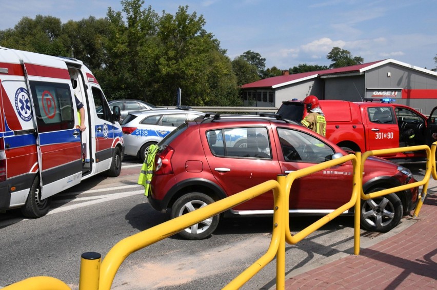 Wypadek w Górnie, w powiecie kieleckim. Dacia uderzyła w bariery ochronne, kierowca w szpitalu [ ZDJĘCIA]