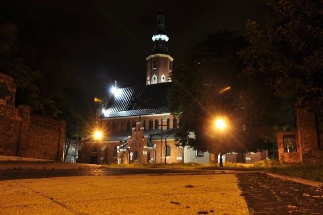 Od kilku miesięcy zabytkowy kościół Farny przy ulicy Rwańśkiej oświetla tylko część zamontowanych na nim reflektorów.