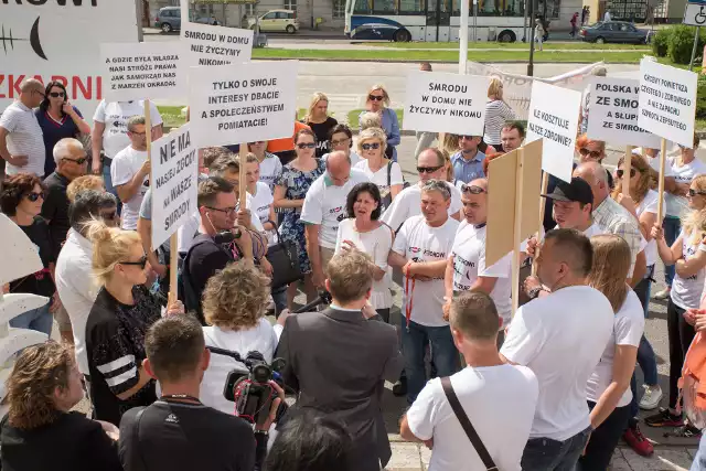 W czwartek przeciwnicy budowy zakładu mączki i oleju z ryb we Włynkówku protestowali przed Samorządowym Kolegium Odwoławczym w Słupsku.