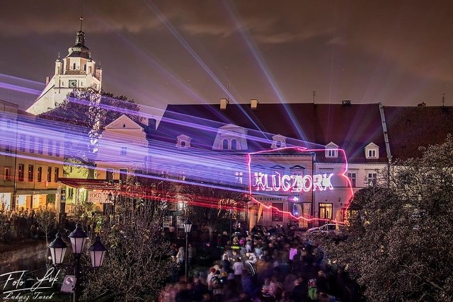 Pokaz laserów z okazji 100-lecia niepodległości w Kluczborku.