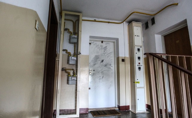 Drzwi mieszkania, przy których 15 lipca doszło do dramatycznych wydarzeń