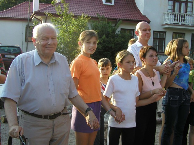Prof. Andrzej Stelmachowski na spotkaniu z dziećmi polskimi z Białorusi w leśniczówce Przejmy - 8.08.2002.
