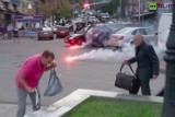 Kijów. Starcie kibiców. W ruch poszły race, petardy hukowe i butelki (wideo)