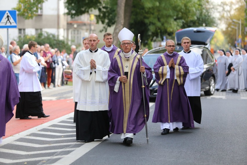 Pogrzeb arcybiskupa Szczepana Wesołego. Zmarły,, zgodnie ze...