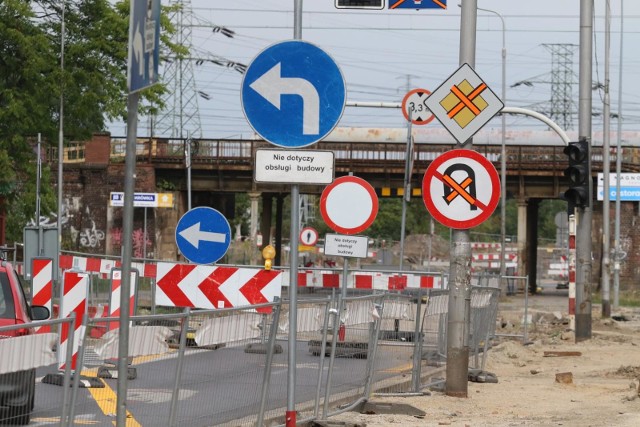 Od soboty, 24 sierpnia, nastąpią zmiany w kursowaniu autobusów. Planowane zmiany mają związek z remontami. Na kolejnych slajdach sprawdzisz jakich linii autobusowych dotyczą zmiany.