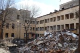 Po starym szpitalu w Wadowicach został już tylko pusty plac. Co tam powstanie? Park, parking czy siedziba starostwa? 