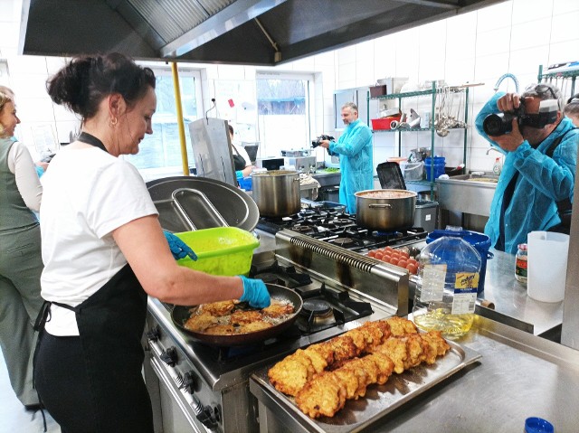 Pięć kucharek przygotowuje wigilijny posiłek dla tysiąca samotnych osób.
