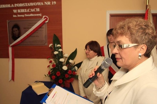 Dorota Mętrak,  dyrektor szkoły razem z Janiną Zgrzembską, córka Ireny Sendler  rozpoczęły  uroczystość nadania imienia.