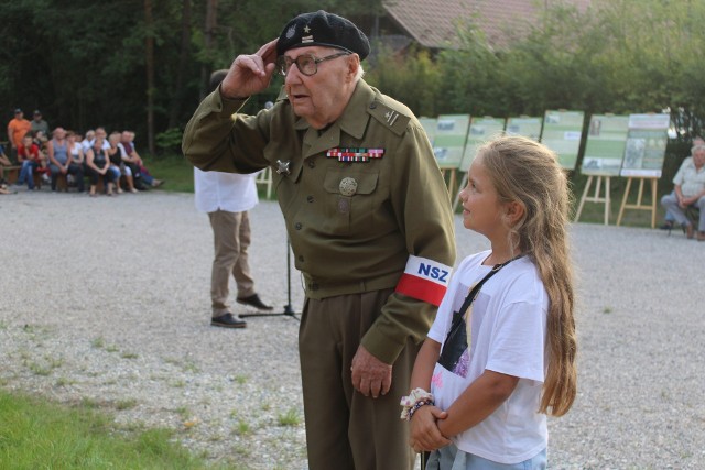 Gościem honorowym obchodów 79. rocznicy bitwy pod Rząbcem był  major Bohdan Eubich jeden z weteranów Brygady Świętokrzyskiej. Zobaczcie przebieg uroczystości na kolejnych slajdach