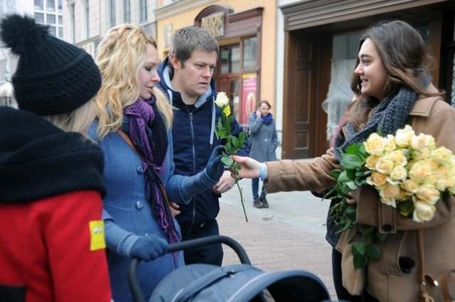 akcja Fabryka Uśmiechu, rozdawanie kwiatów przypadkowo spotkanym osobą.na zdjęciu Konstancja Łukasik, Jankowiak Maja, Aleksandra Wiertel