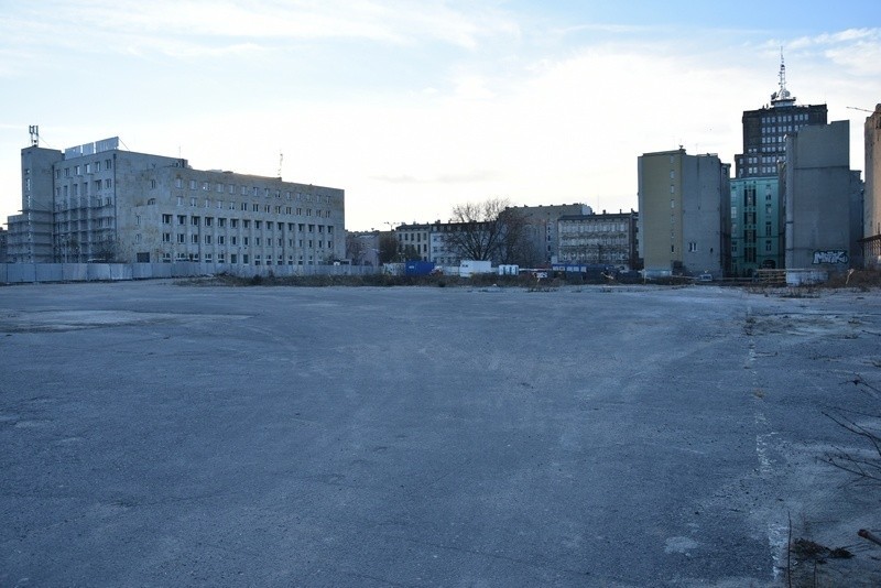 Po pustym placu po wyburzonym hotelu Centrum hula na razie...