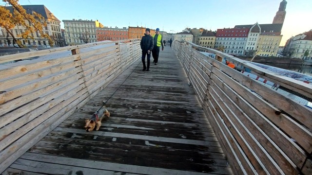 Nowa przeprawa we Wrocławiu, to tymczasowa, drewniana kładka nad mostem Pomorskim