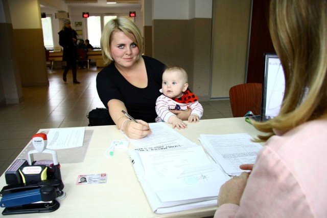 Pani Paula korzysta ze świadczeń rodzinnych od kilku lat. Spotkaliśmy ją wraz z córką Elizą w MOPR przy ul. Zemborzyckiej