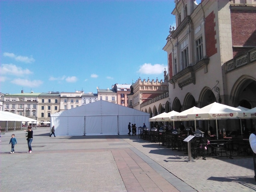 Kraków. Rynek Główny zamienił się w pole namiotowe [ZDJĘCIA]