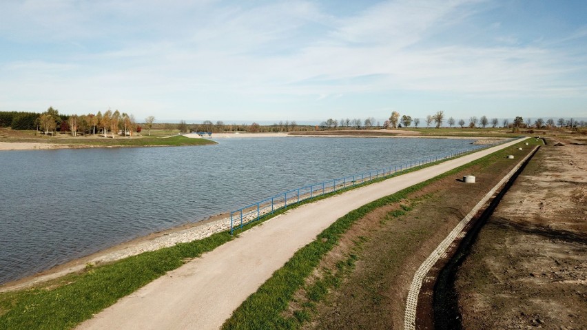 W gminie Radoszyce powstał malowniczy, 23-hektarowy zalew. Otwarcie wiosną przyszłego roku. Zobacz zdjęcia i wideo z lotu ptaka