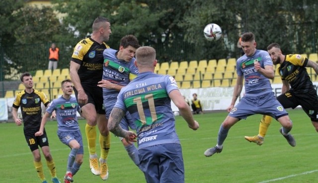 Siarka Tarnobrzeg i Stal Stalowa Wola zakończyły swoją tegoroczną rywalizację w ramach sezonu 2021/2022 w grupie czwartej piłkarskiej trzeciej ligi. Wybraliśmy po pięć najgorszych meczów obu tych drużyn w pierwszych 18 kolejkach.