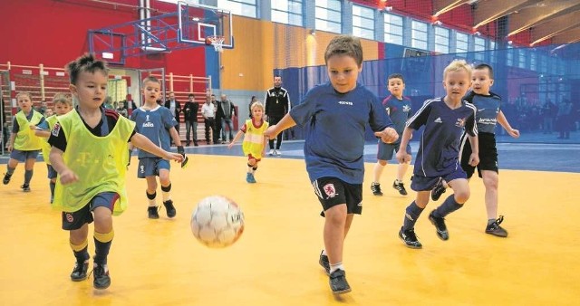 Nowa hala już została przetestowana przez młodych zawodników.  Można tu grać też w siatkówkę, koszykówkę i piłkę ręczną