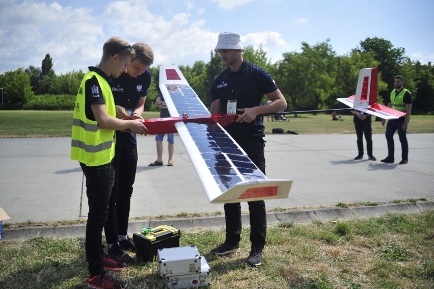 Studenci zaprezentowali swój samolot solarny w środę na...