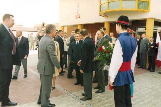 Powspominajmy, jak Pan prezydent wyraził uznanie za budowę gimnazjum w Osięcinach. 15 lat temu, prezydent Kwaśniewski...